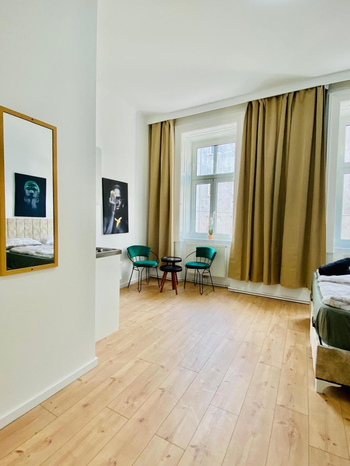8 Fully Equipped Shared W Terrace Margareten Apartment